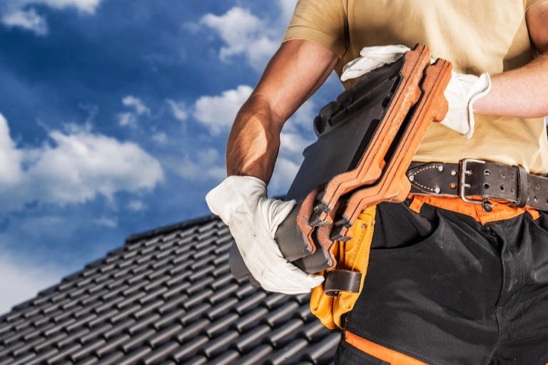 intervention ouvrier toit ouvrier sur toit portant des tuiles neuves