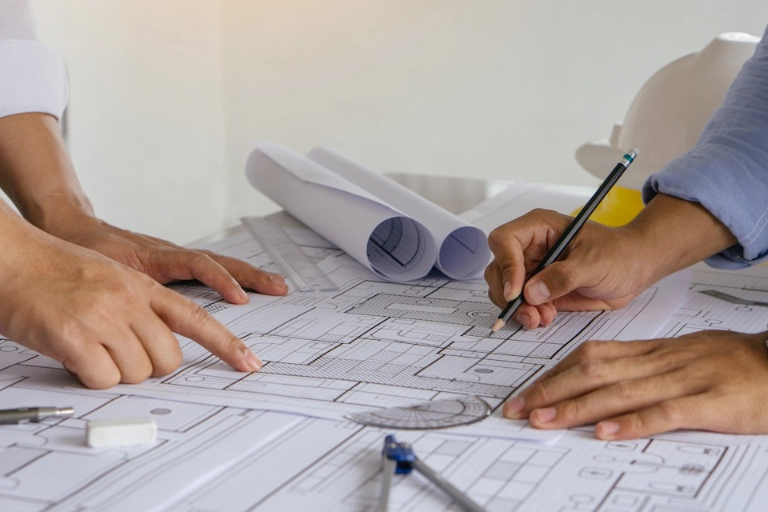 plan architecte habitat architecte et conducteur de chantier regardant des plans