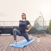 femme profite de sa terrasse nouvellement rénovée