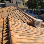 vue toiture après nettoyage haute pression avec produit démoussage