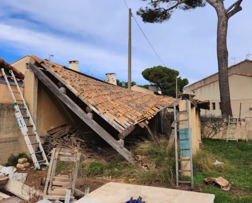 toiture écroulée à sausset-les-pins vue latérale toiture écroulée vue latérale à sausset-les-pins avant reconstruction