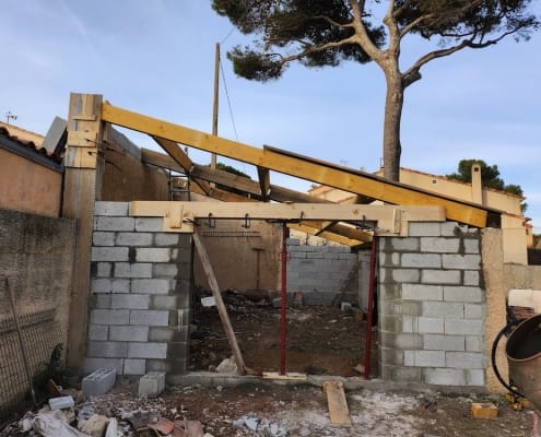 reconstruction toiture écroulée à sausset-les-pins vue latérale vue latérale des poutres neuves avant reconstruction toiture